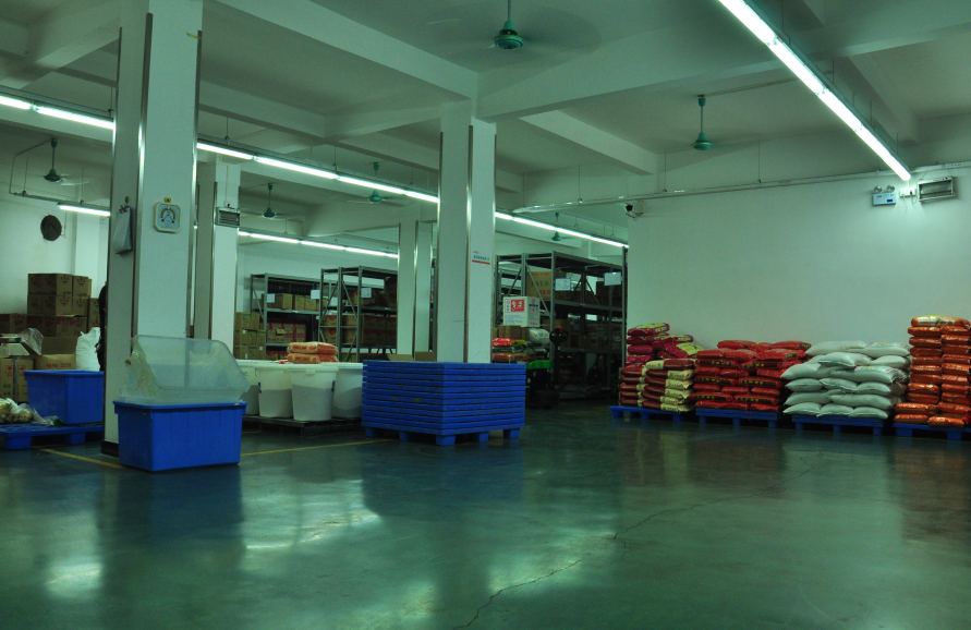 食材配送公司的仓库管理中，如何避免过期食品的出现？